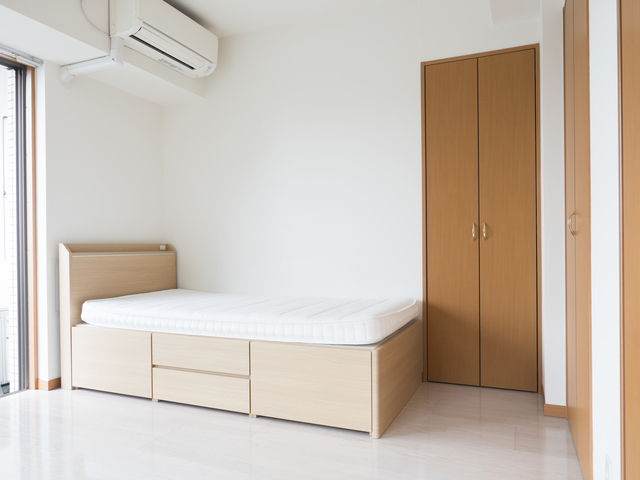 川口市_ベッド部屋に置いてある写真